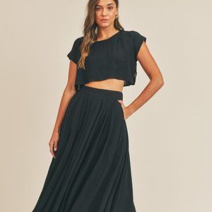 NWT - High waisted flowy midi black skirt with pockets